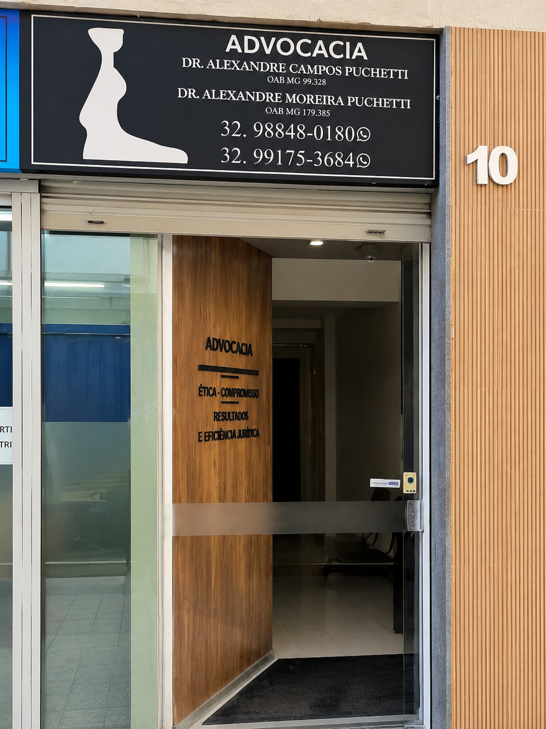 Entrada do escritório Alexandre Campos Puchetti Advocacia em Muriaé/MG